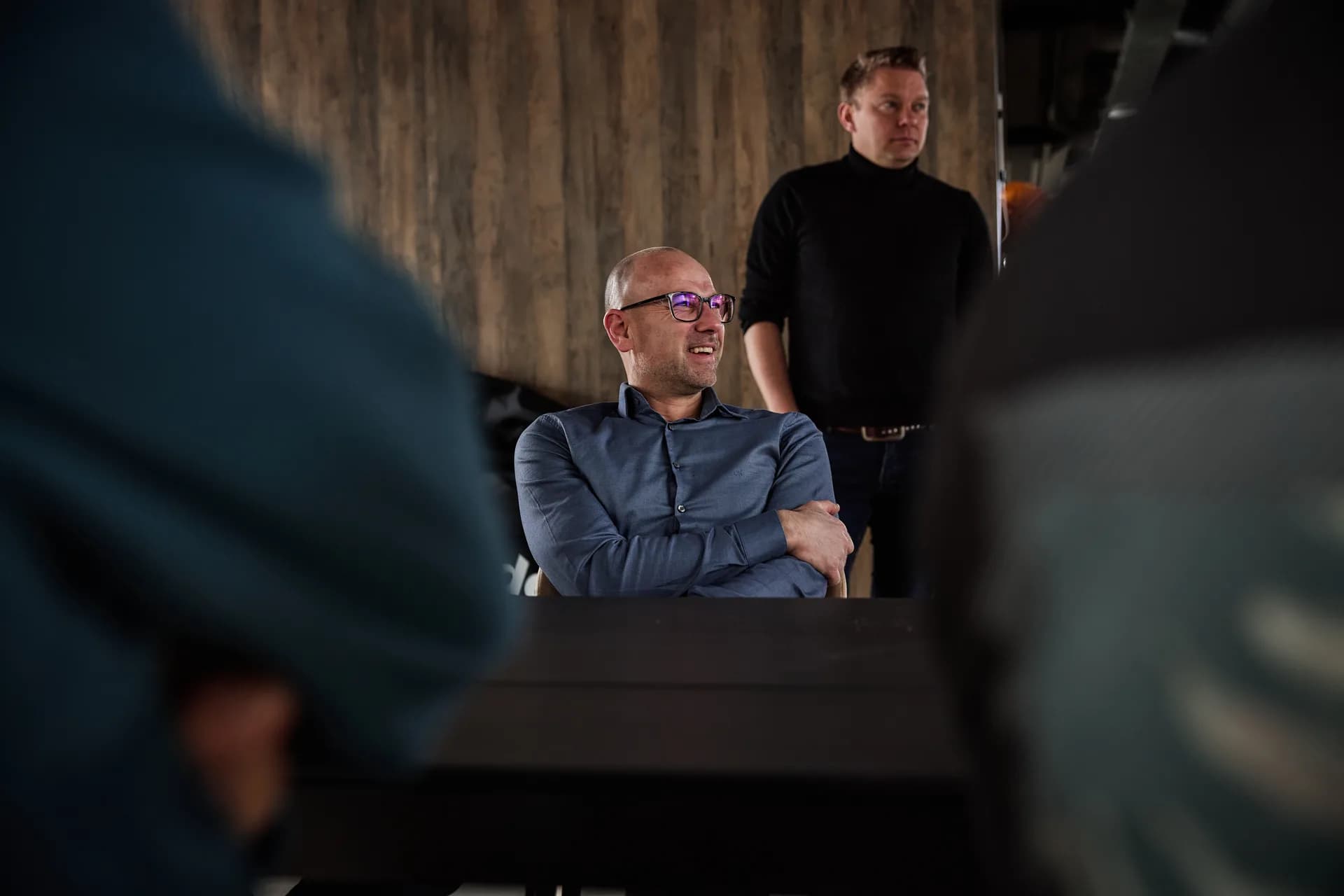 Engineers bespreken code op een groot scherm