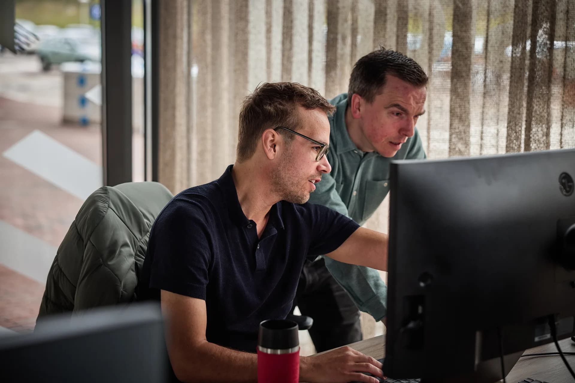 Twee Foreside-engineers kijken samen naar een scherm