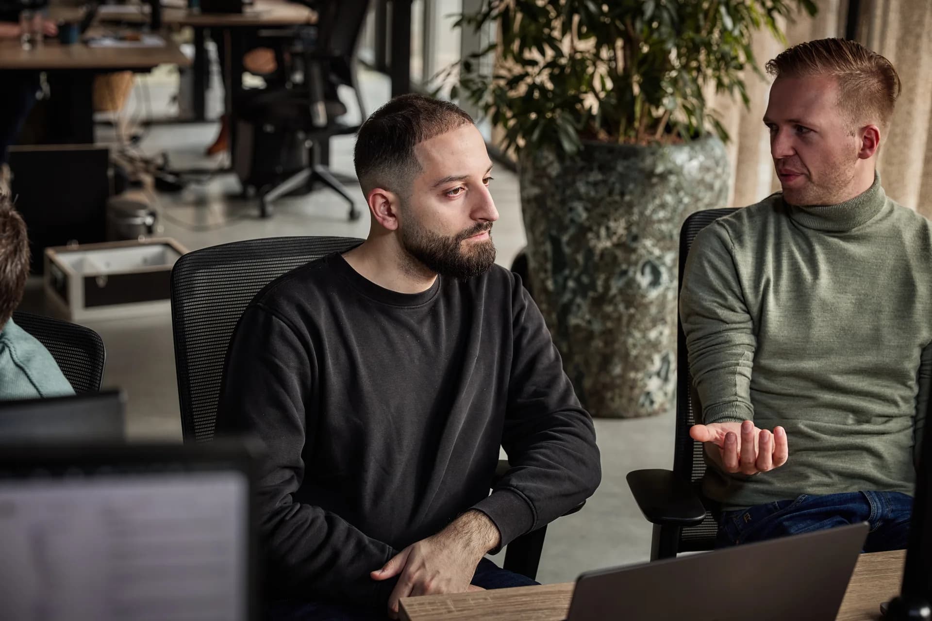 Twee Foreside-engineers in gesprek aan hun bureau