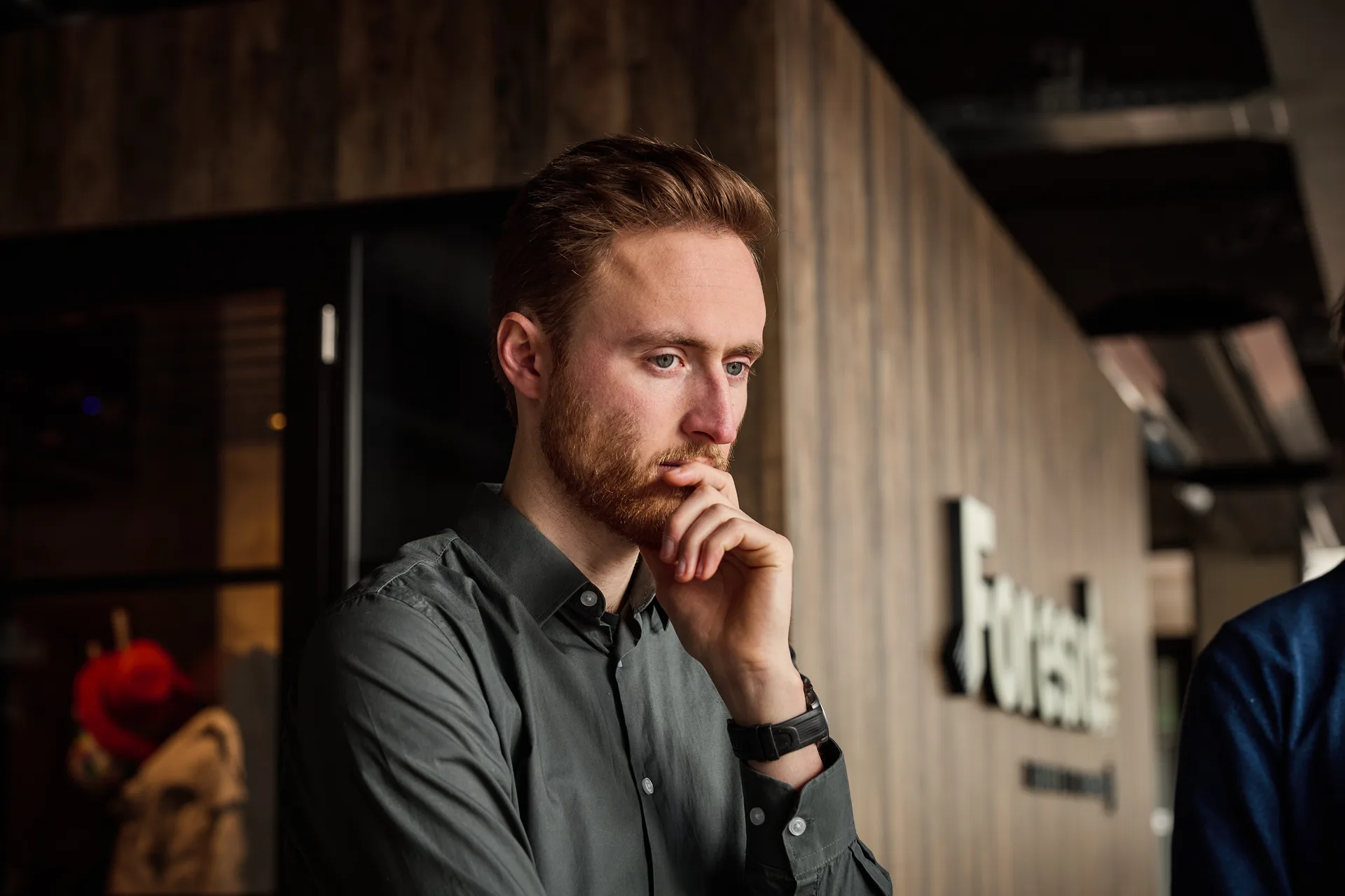 Een Foreside-engineer denkt na achter zijn scherm
