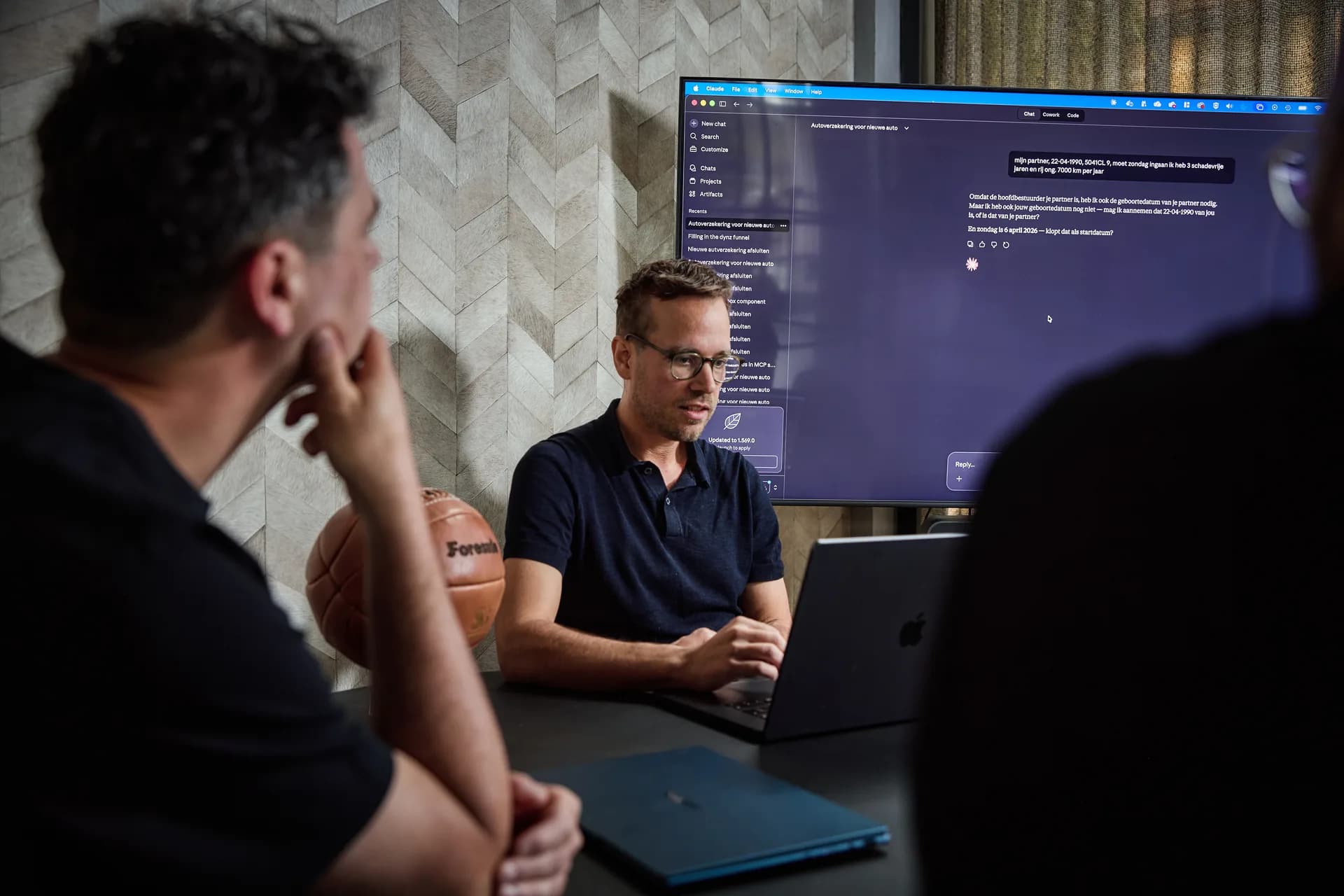 Foreside-engineers bij een scherm met de uitvoer van een AI-assistent