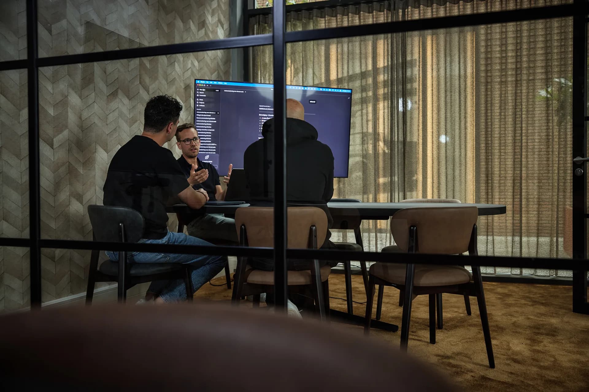 Foreside engineers in overleg bij een scherm