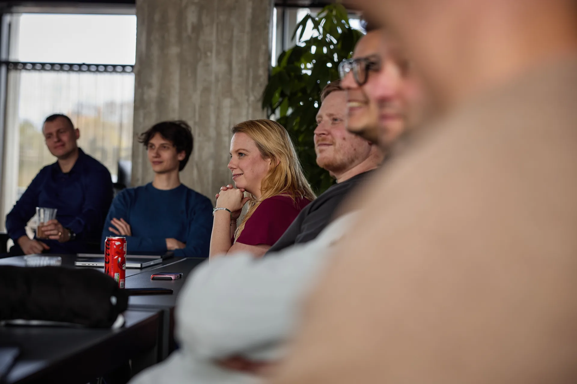 Een Foreside-team luistert tijdens een sessie