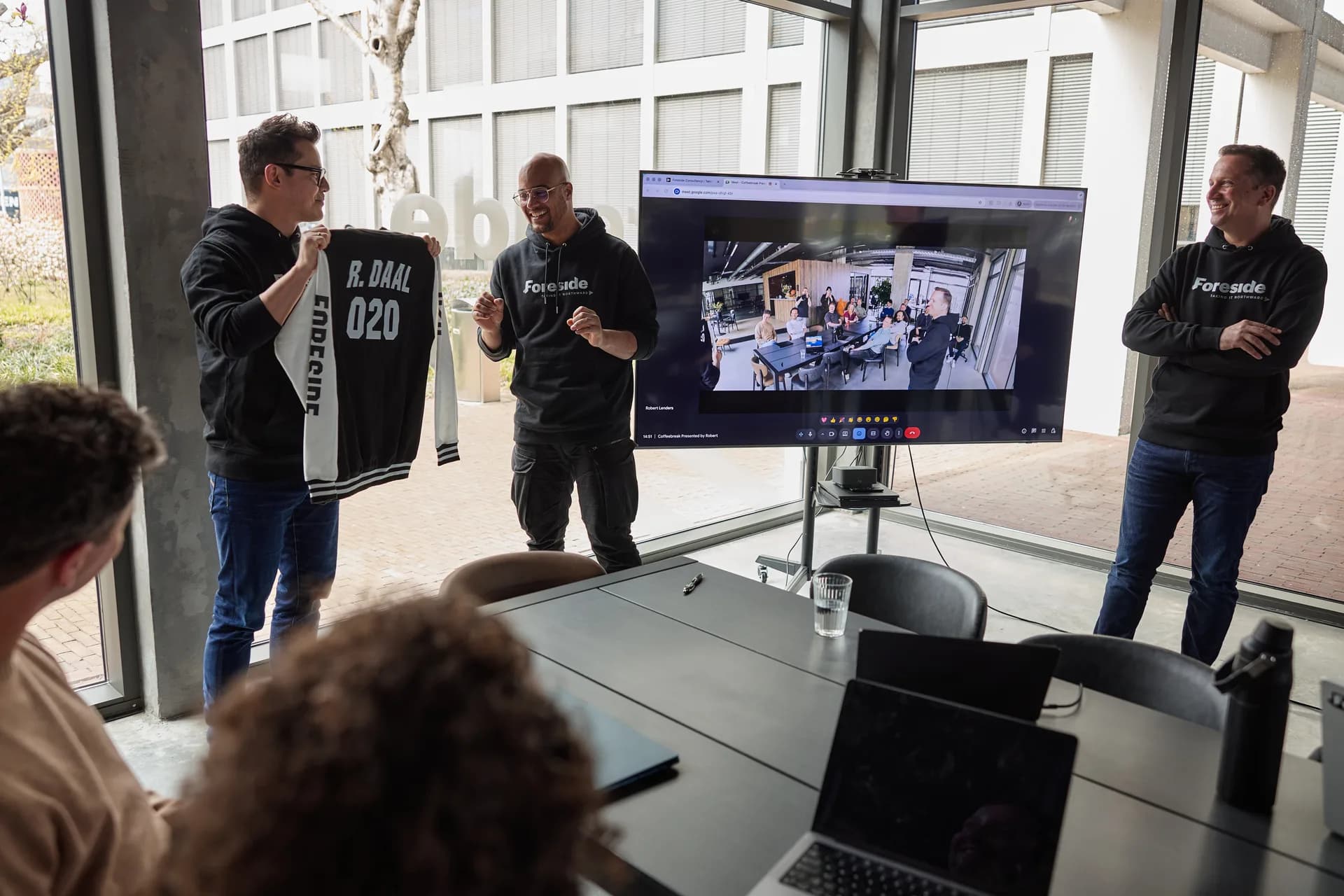 Een Foreside-sessie waarin werk op het scherm wordt besproken
