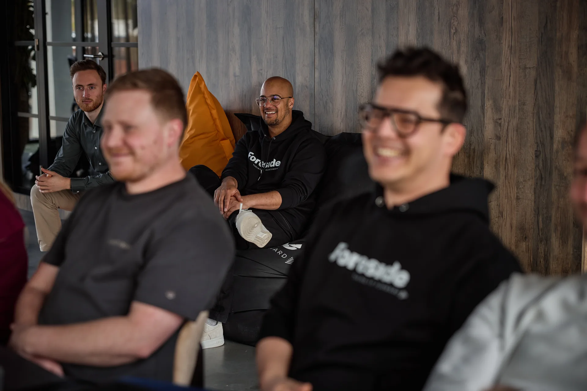 Collega's van Foreside lachen tijdens een sessie met het hele team