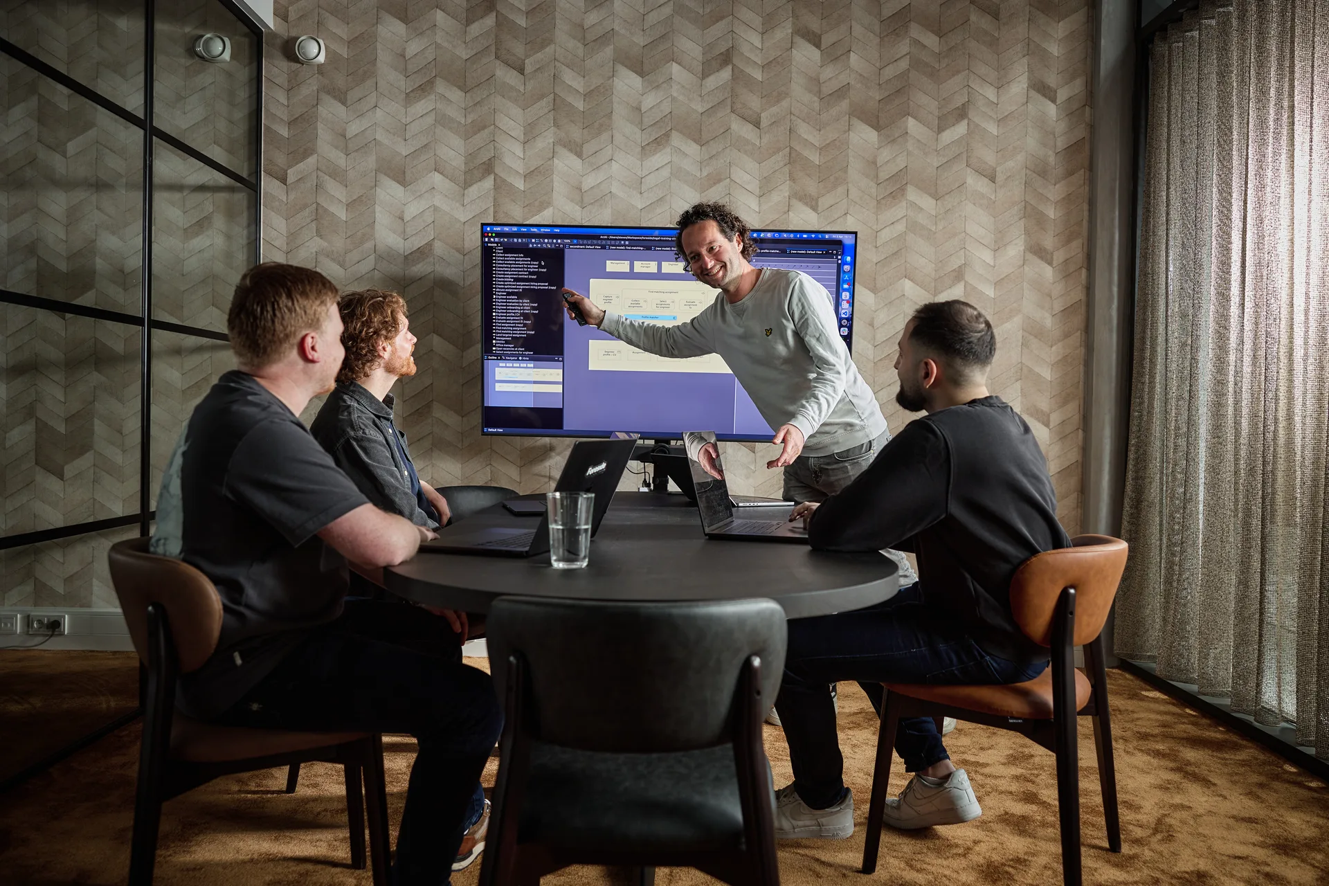 Een Foreside-engineer loopt het team door een schermontwerp heen