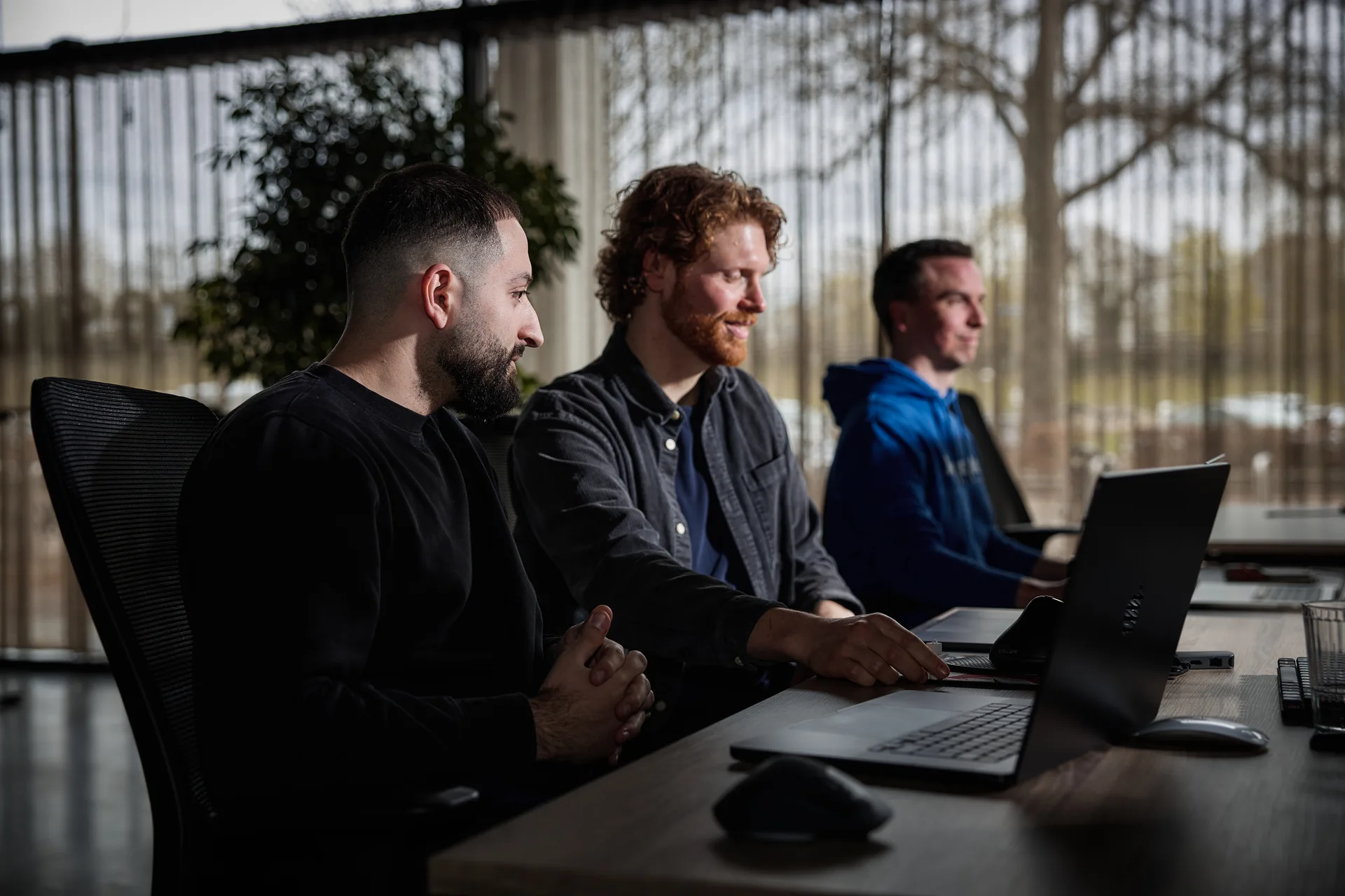Drie Foreside-engineers werken samen achter hun schermen